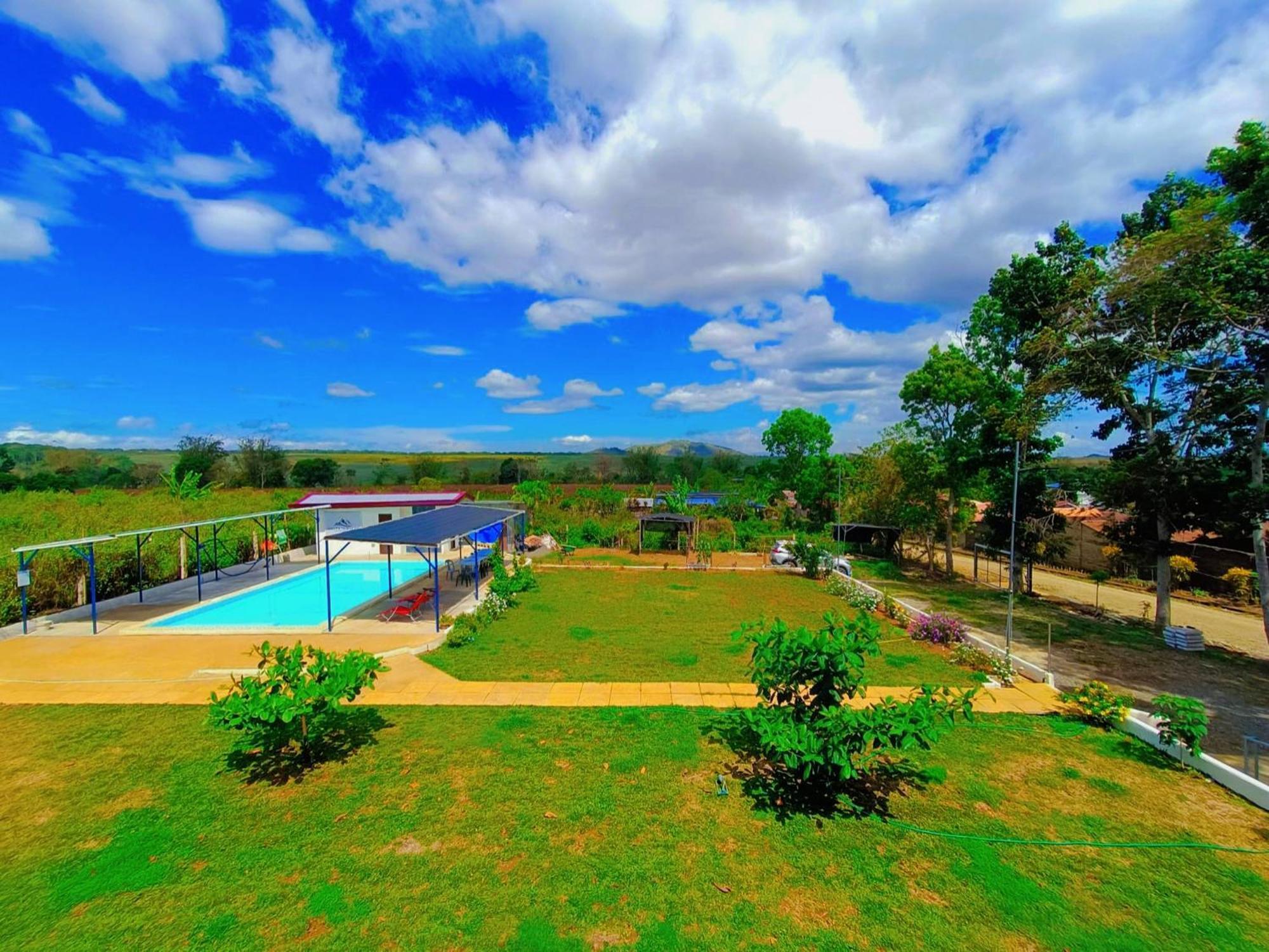 Concetta Tourist Inn Manolo Fortich Екстер'єр фото
